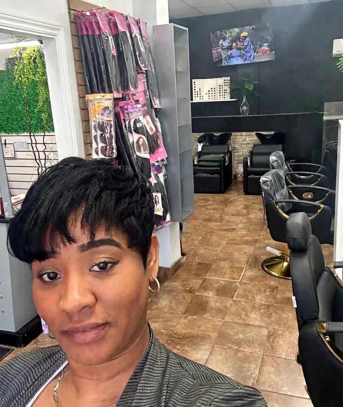 Windy dans le salon avec les fauteuils et les produits de coiffure