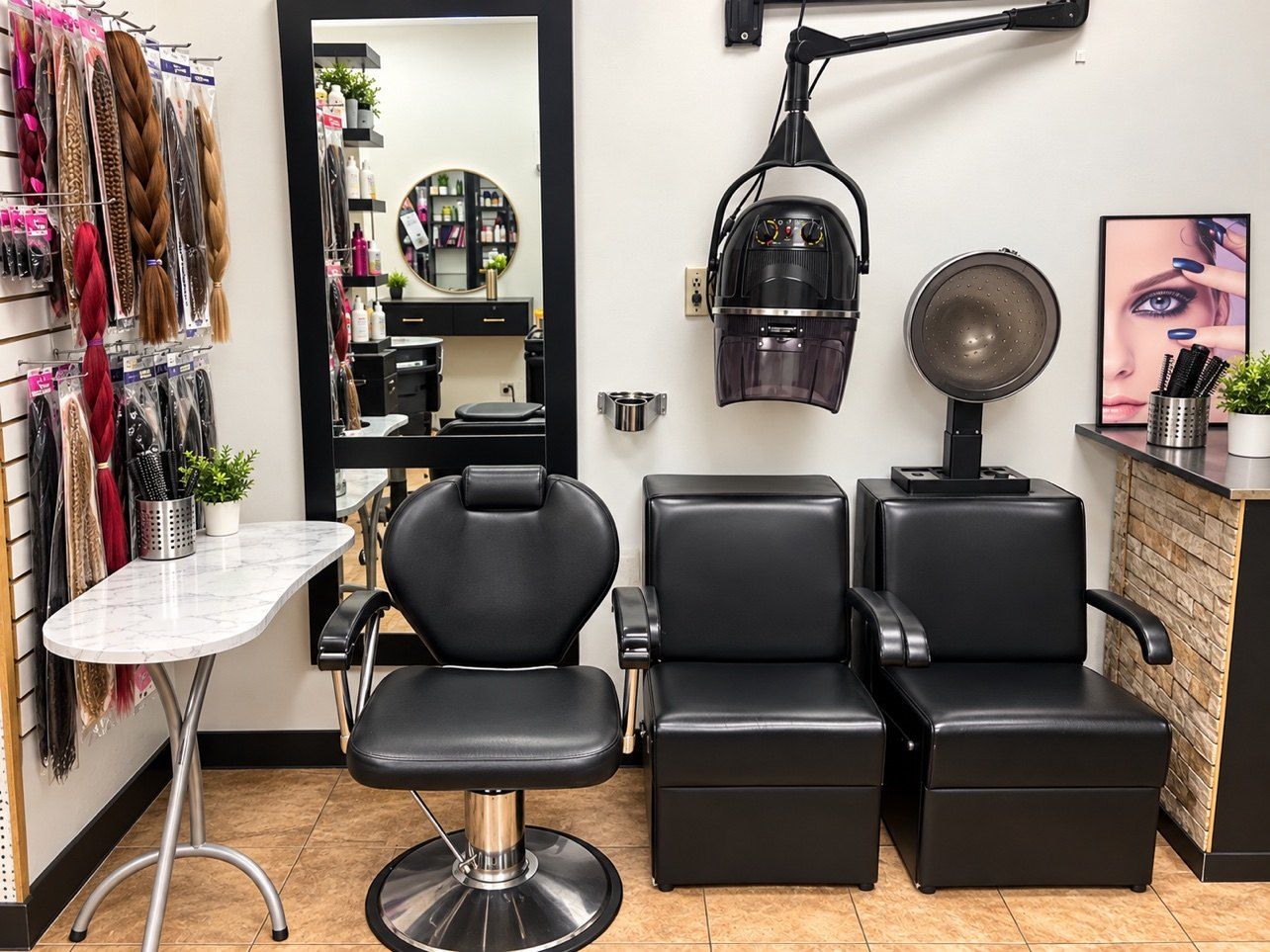 Poste de coiffure du salon : fauteuil noir, séchoirs et grand miroir, avec les mèches exposées au mur